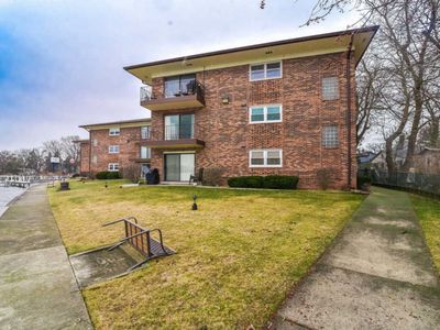 22 N Pistakee Lake Rd APT 2A, Fox Lake, IL, 60020