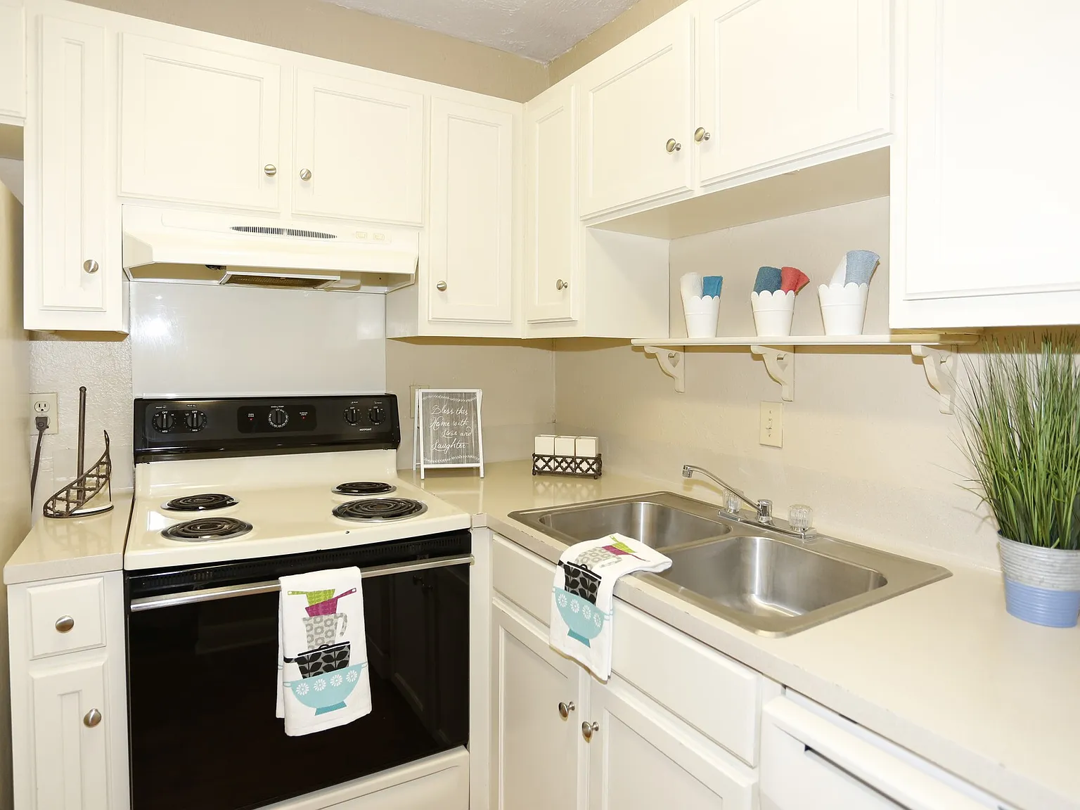 Chateau Lafayette Apartments — Photo 3