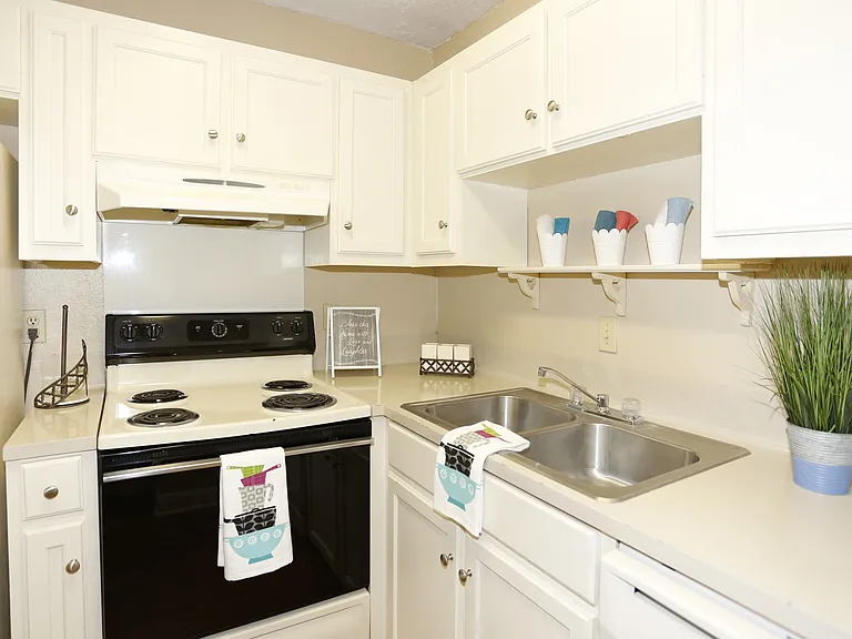 Chateau Lafayette Apartments — Photo 3