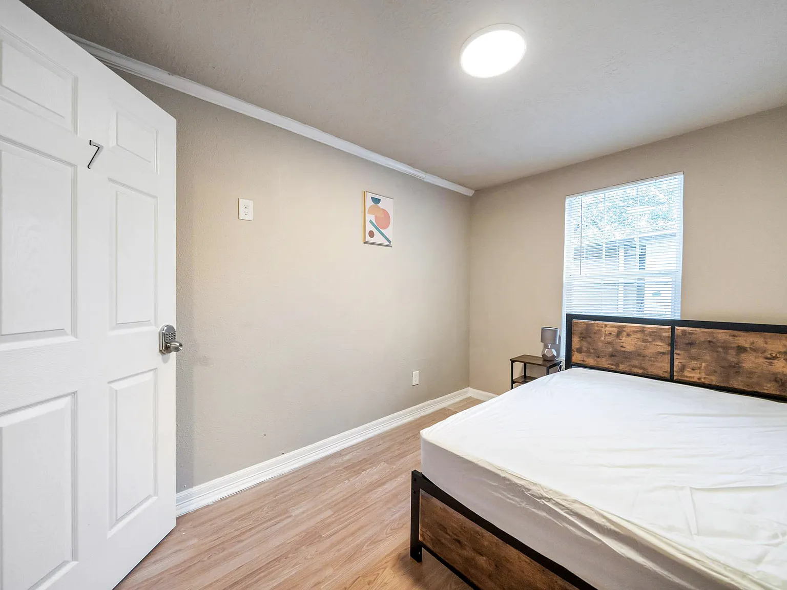 4 bed, 3.0 bath, 2355 sqft, $581 — Photo 3