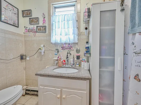 1426 Saint Lawrence Avenue image 5 of 17