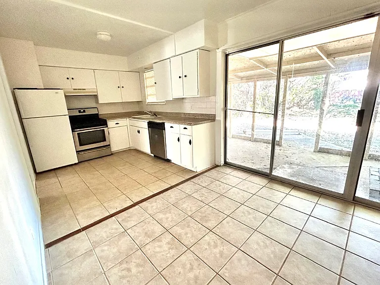 10909 Wyatt St — Photo 5