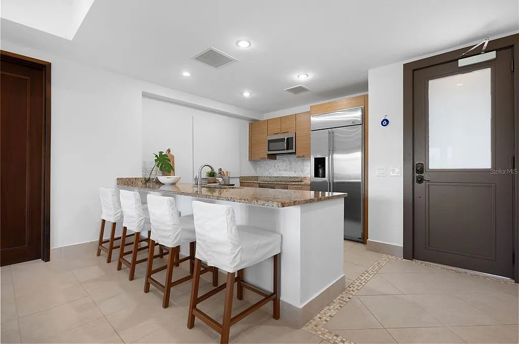 2 bed, 3.0 bath, 1829 sqft, $13,995 — Photo 3