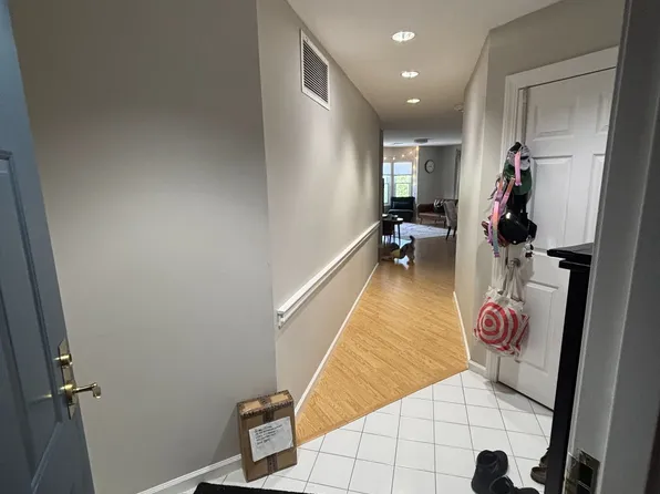 15 Highland St APT 202, West Hartford, CT 06119
