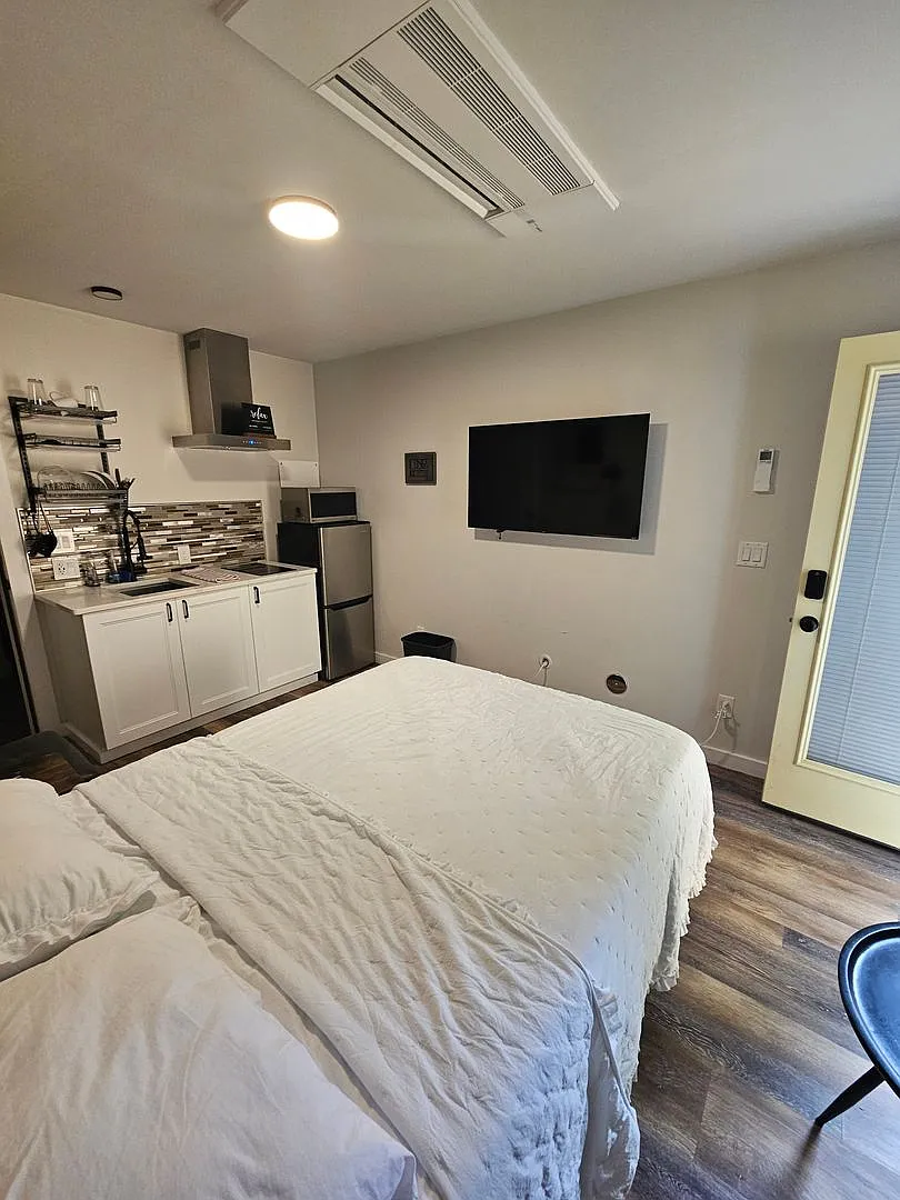 Stylish & Convenient Micro-Studio (5 Minutes from St. Michael Medical Center) — Photo 3