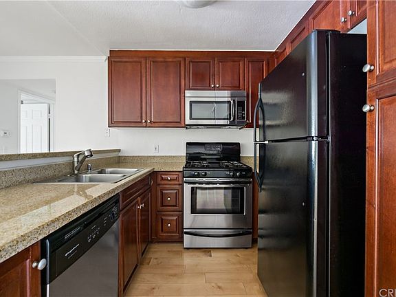 5th image of 5540 Owensmouth Ave APT 121