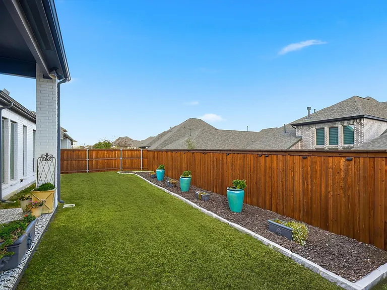 704 Pony Foot Dr — Photo 32