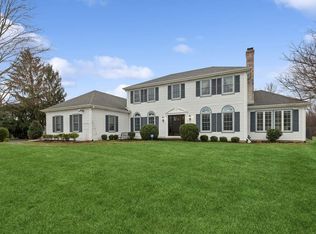 2085 Lexington Rd, Libertyville, IL 60048