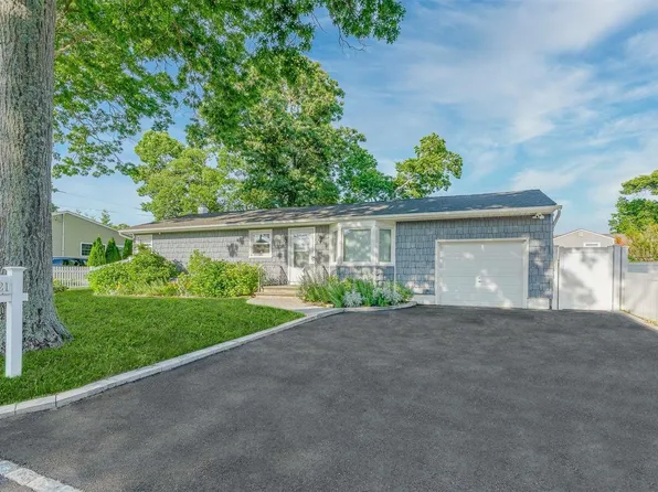 221 Smith Avenue, Holbrook, NY 11741