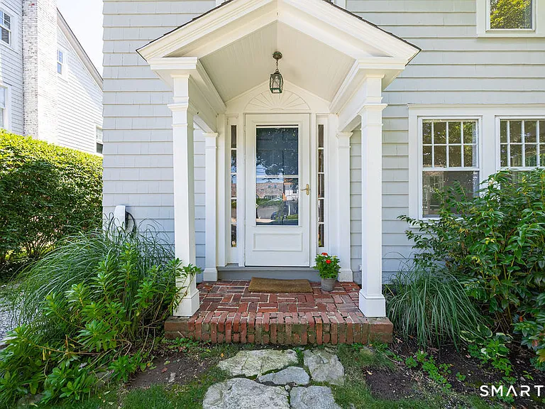 12 Roosevelt Rd — Photo 1