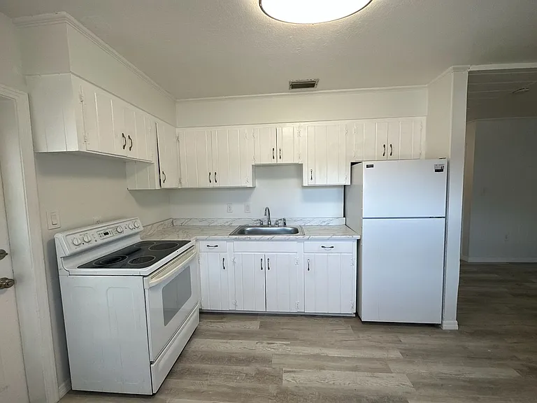 220 Avenue Des Parques North — Photo 8