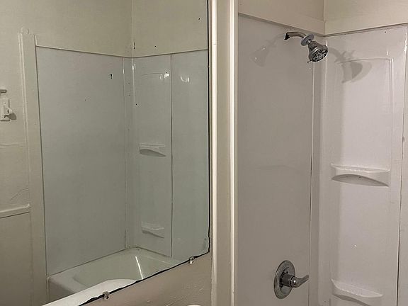3rd image of 3906 Victoria St