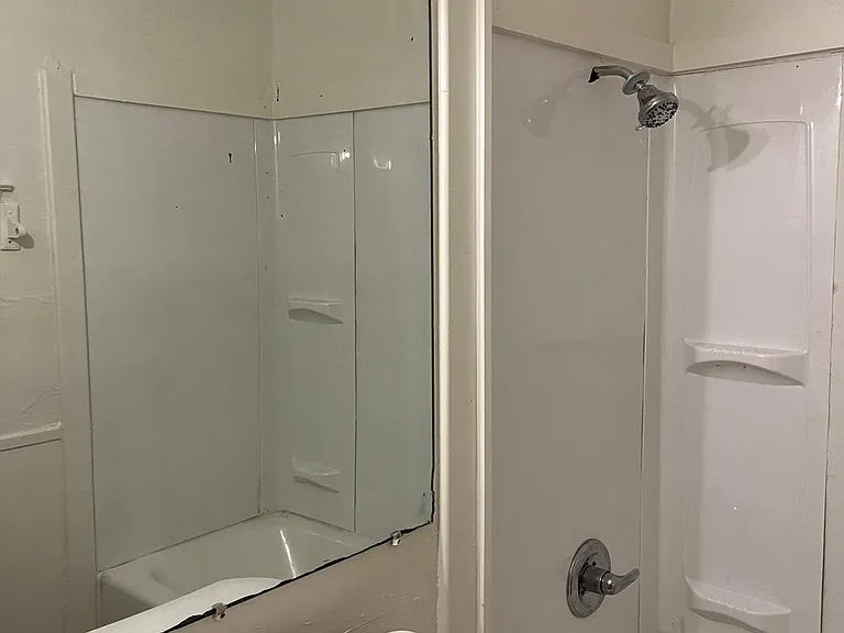 3906 Victoria St — Photo 3
