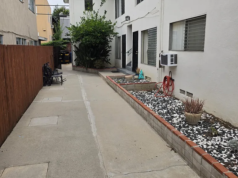 1039 N Curson Ave #2 — Photo 2