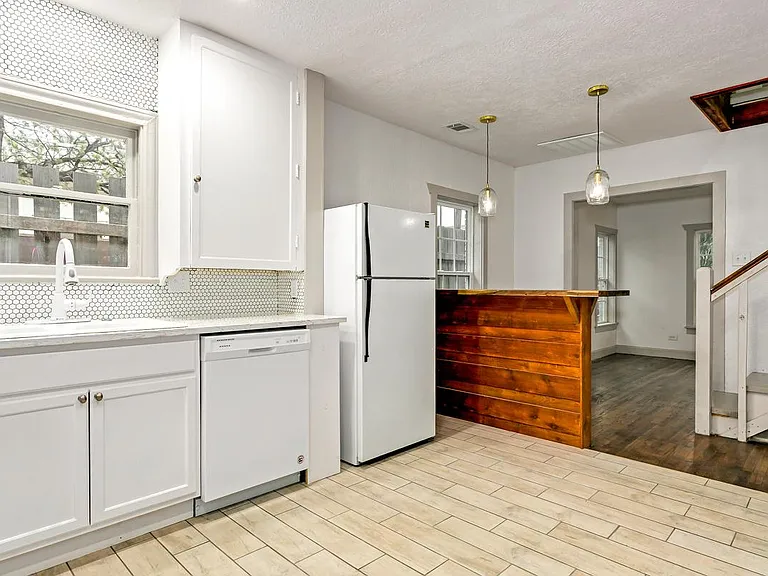2310 Gladstone Dr — Photo 16