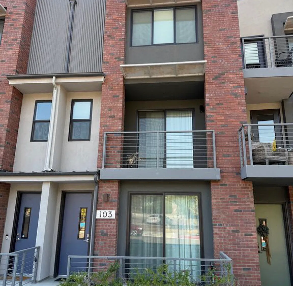 2375 Victoria Ave — Photo 1