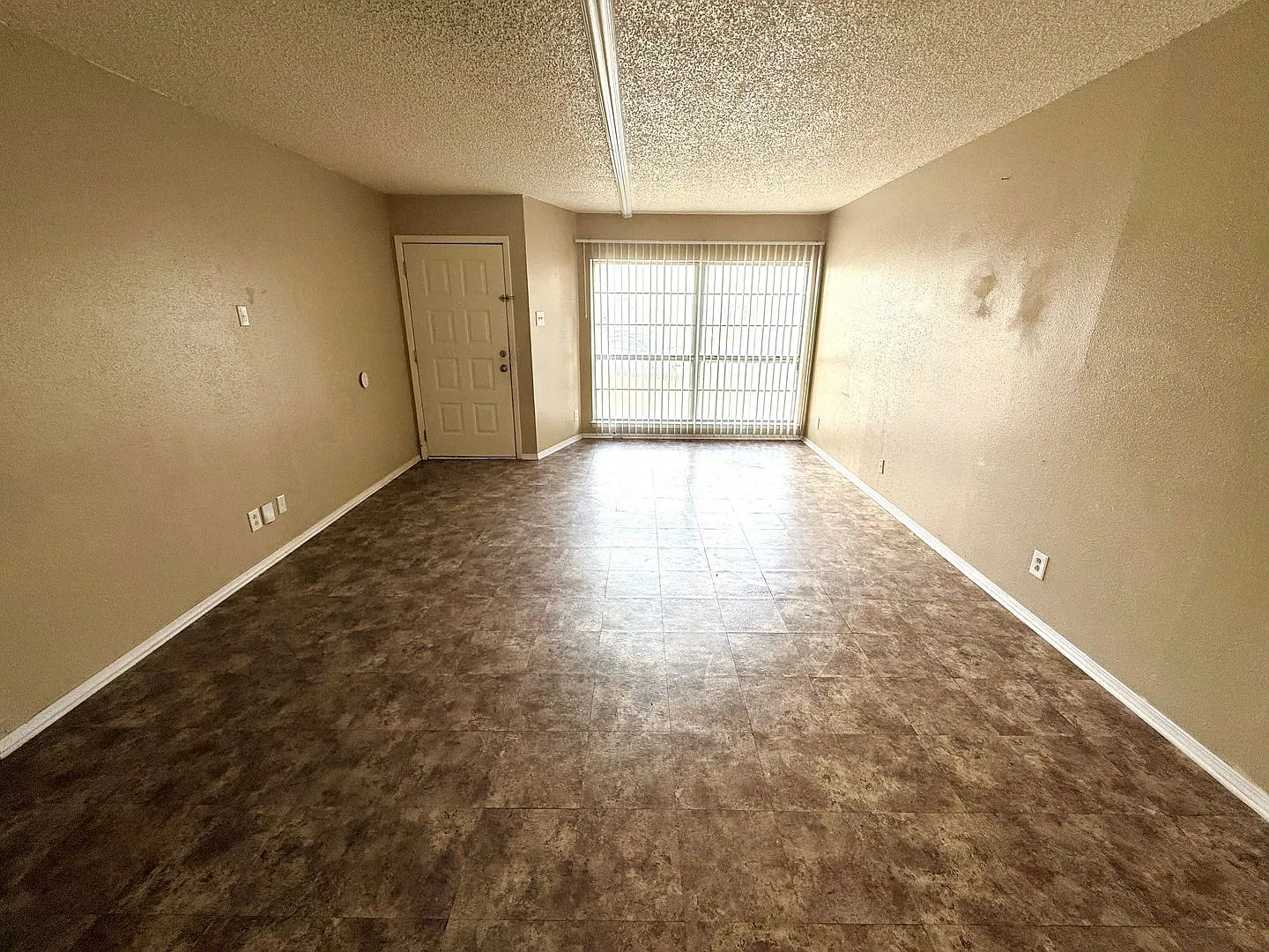 *Move In Special* 3br/2ba + 2-Car Garage + Fenced Backyard Near Brooks City Base! — Photo 3