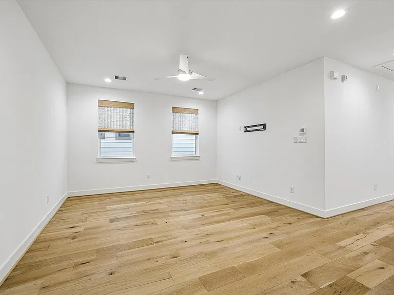921 W 21st St — Photo 23