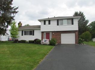 8 Readonna Ln, Penfield, NY 14526