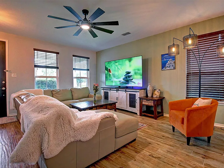 1409 Ellis Ln — Photo 4