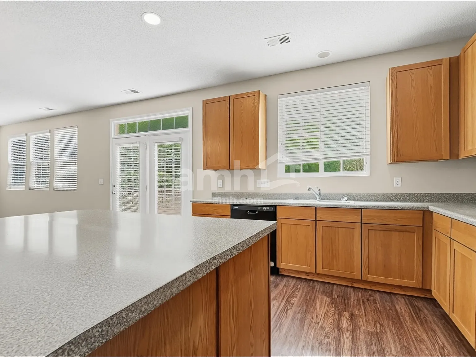 3 bed, 2.5 bath, 2992 sqft, $2,380 — Photo 3