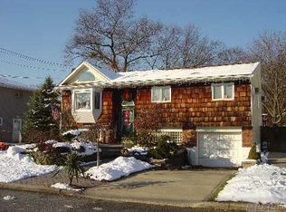 1076 Oakneck Rd, Bay Shore, NY 11706