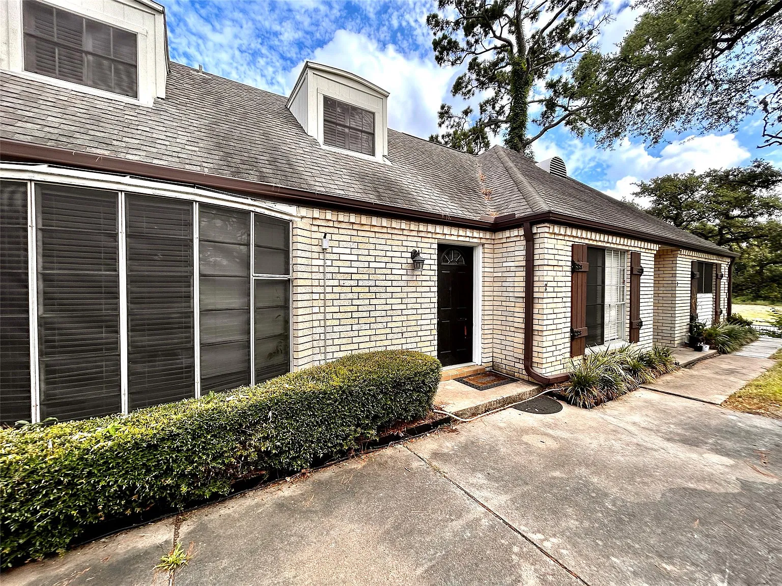 2 bed, 1.5 bath, 1250 sqft, $1,800 — Photo 1