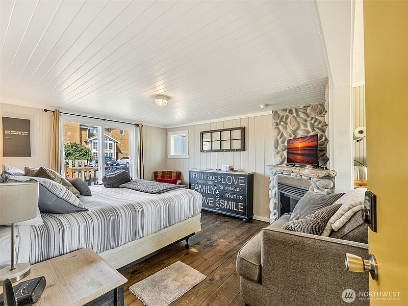 3rd image of 105 Ocean Beach Boulevard #4