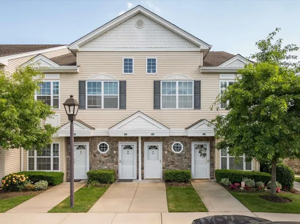 449 Winter Place #449, East Meadow, NY 11554