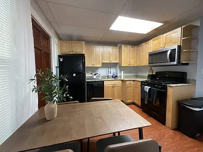 8 7th St #2A