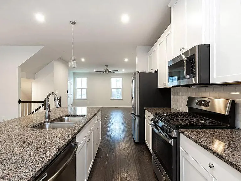 602 Holywell Dr — Photo 5