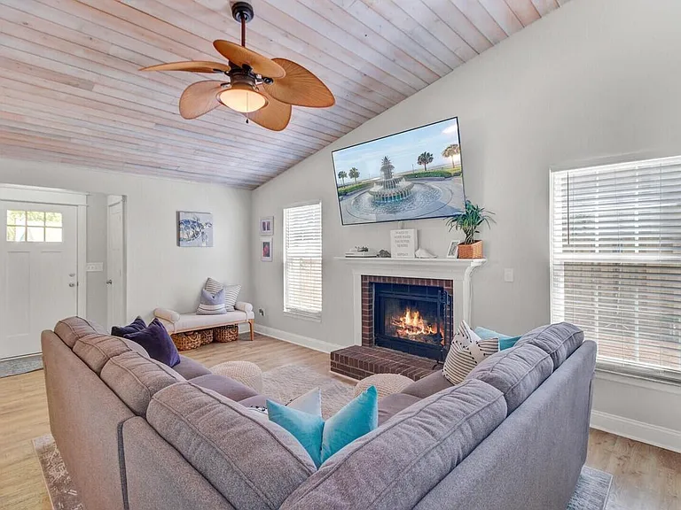 2076 Presidio Dr — Photo 25