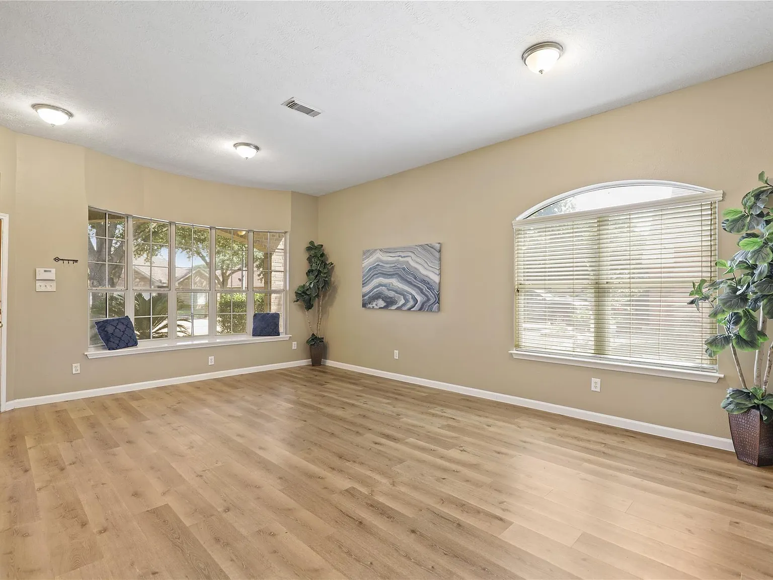 4 bed, 2.0 bath, 1958 sqft, $2,100 — Photo 4