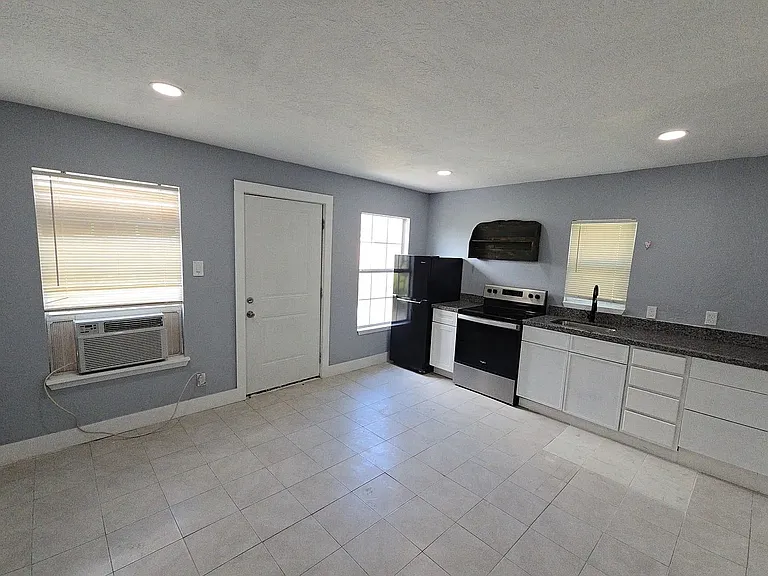 9010 Linda Vista Rd #D — Photo 7