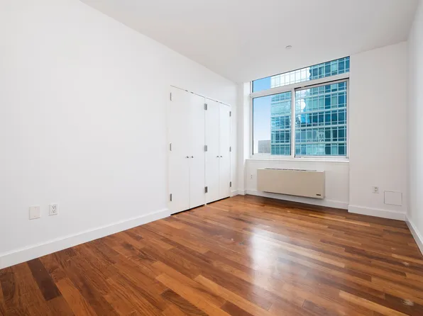 212 East 57th Street image 5 of 6