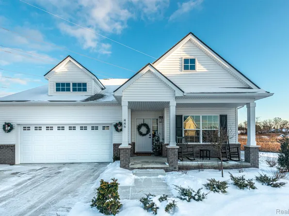 446 Pattan Dr, Wixom, MI 48393