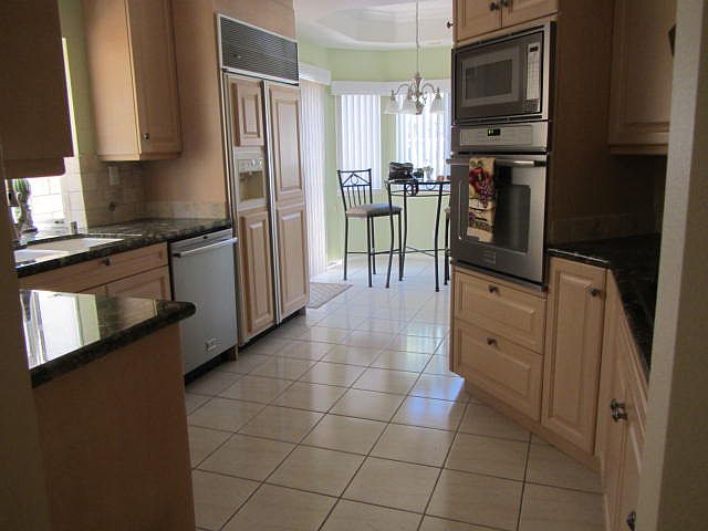 Lovely Kitchen/Granite Cntrs