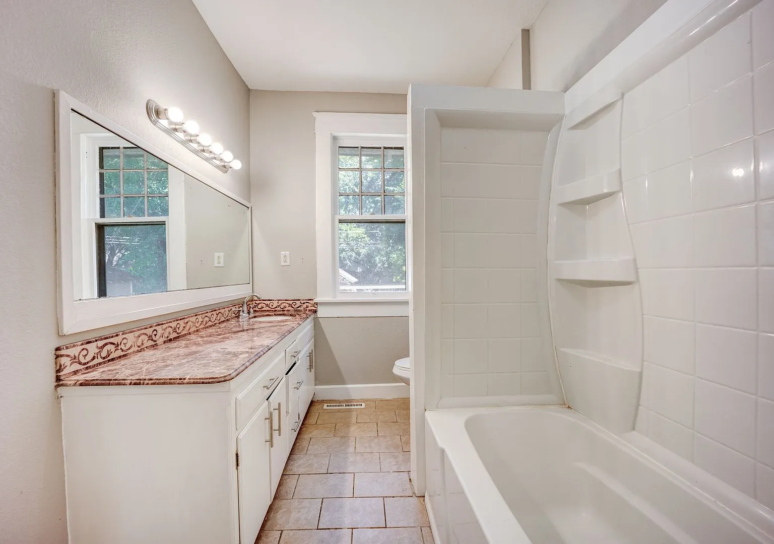 Free Month Rent! Freshly Updated 3 Bedroom House — Photo 3