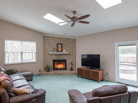 4th image of 240 Benton Way