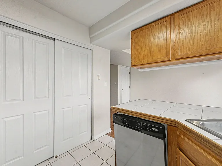 4594 E Kentucky Pl — Photo 7