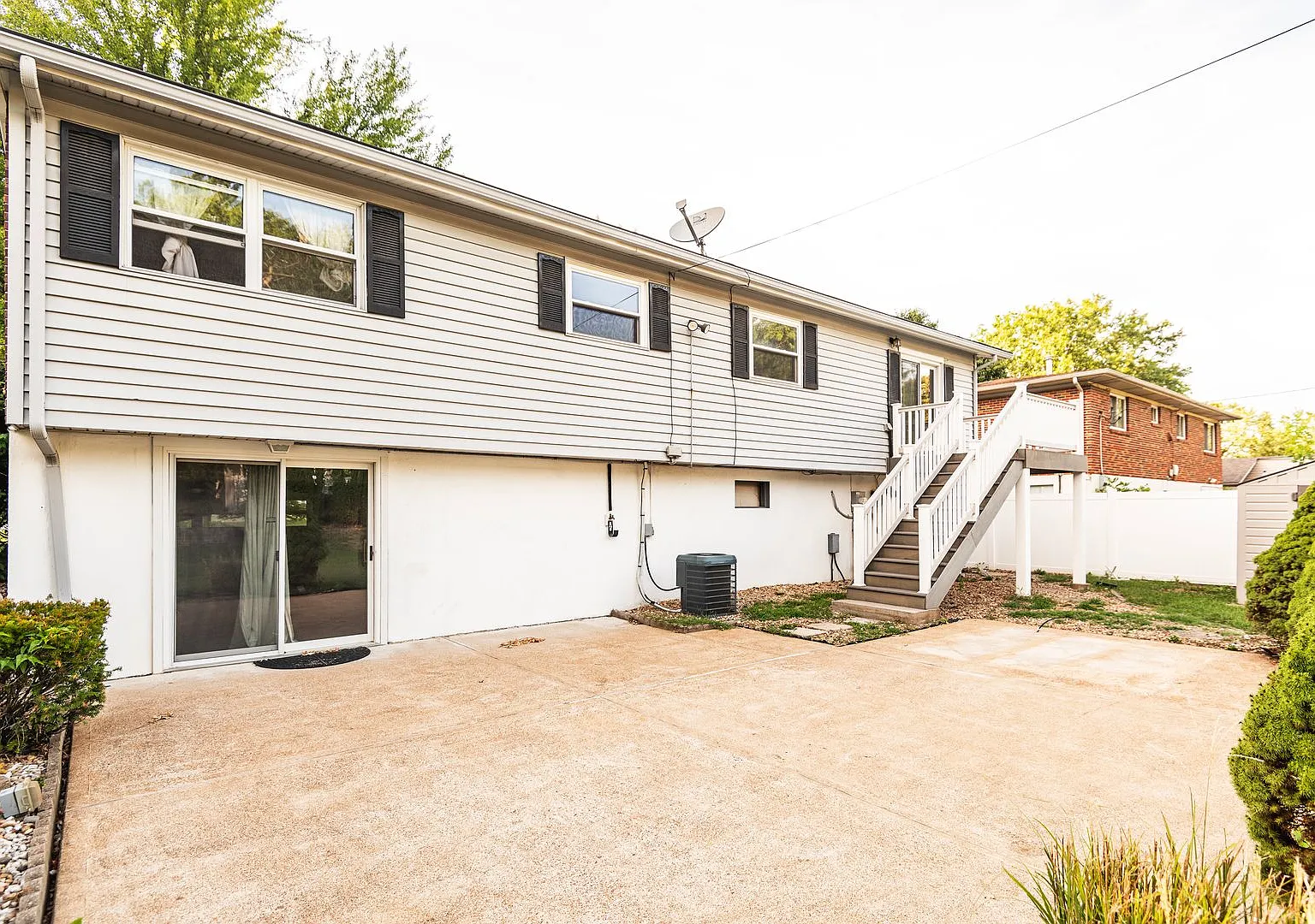Spacious 4-Bed, 2.5-Bath Split-Level Home — Photo 4