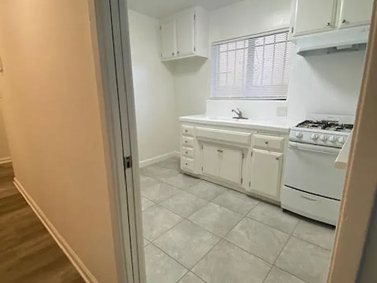 838-844 S Wilton Pl — Photo 4