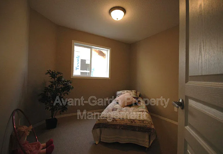 367 Ascott Cres — Photo 11