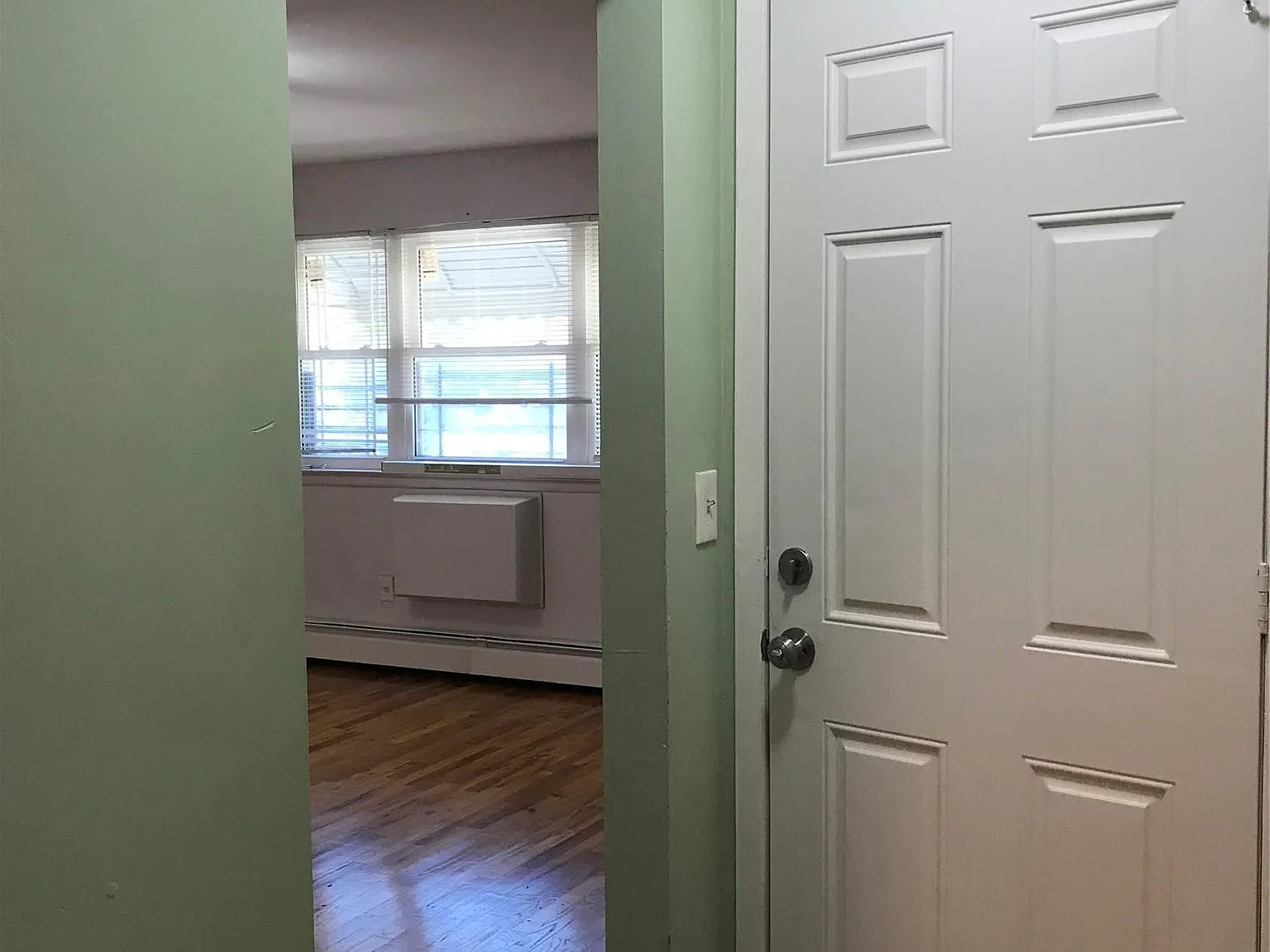 3 bed, 1.0 bath, 3000 sqft, $3,500 — Photo 2