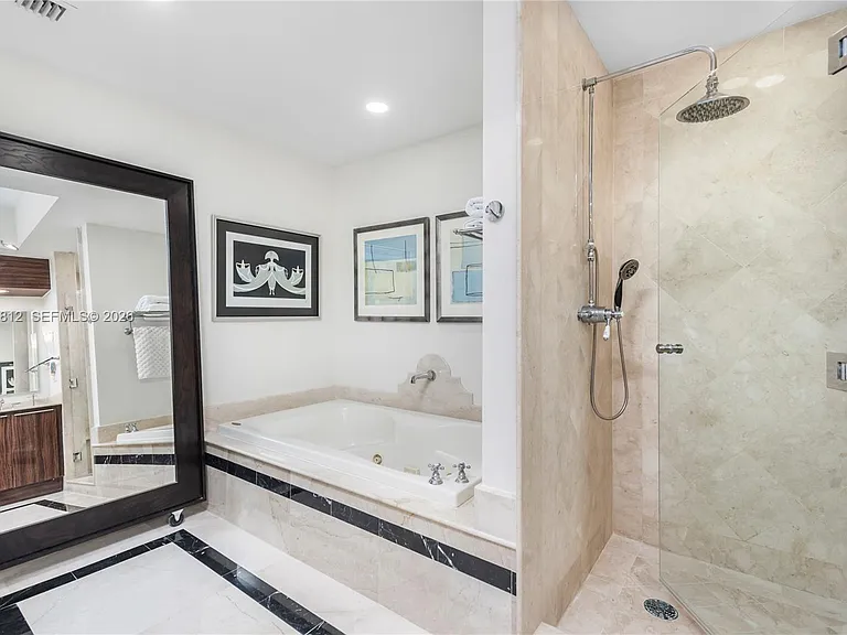 100 S Pointe Dr #610 — Photo 22