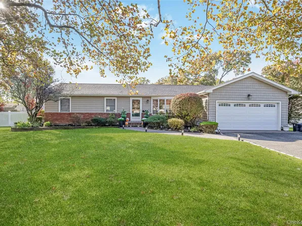10 Ann Court, North Babylon, NY 11703