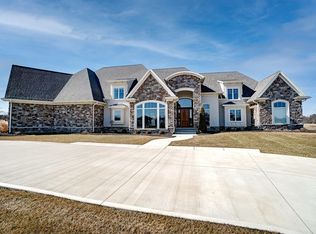 524 Honeysuckle Bnd, Lima, OH 45807