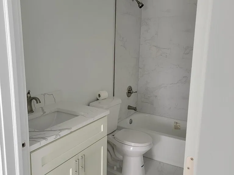 240 SW 7th St #9 — Photo 8