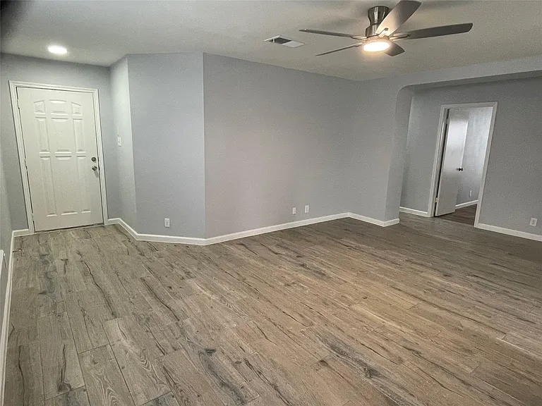 2911 Donnell Dr — Photo 2