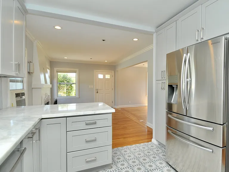 525 9th Ave — Photo 3
